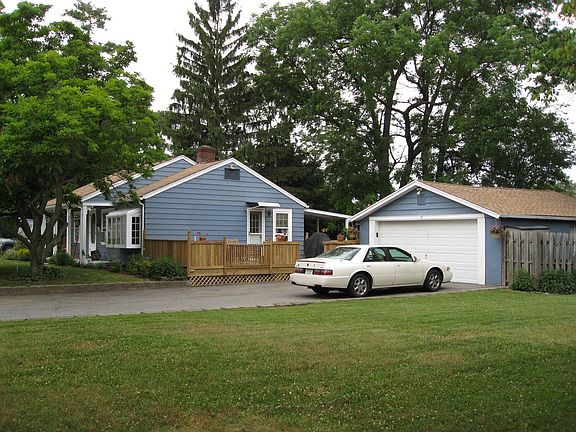 Oversized 2 car garage & parking for 6 cars