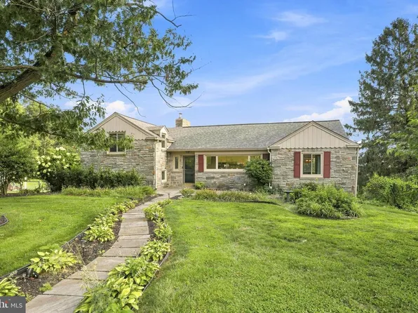 260 Blossom Hill Dr, Lancaster, PA 17601