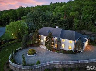 35 Horizon Dr, Wayne, NJ 07470