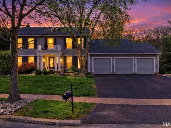 556 Red Rock Dr, Ballwin, MO 63011