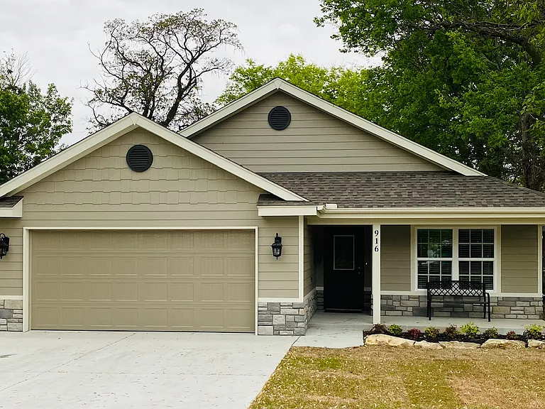 916 N Dorothy Ave — Photo 1