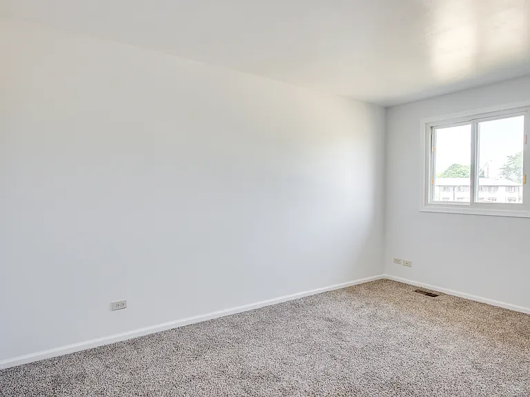889 Heatherbrook Ct — Photo 13