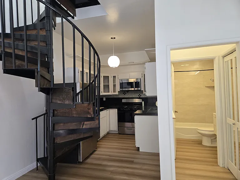 531 Indiana Ave #B — Photo 3