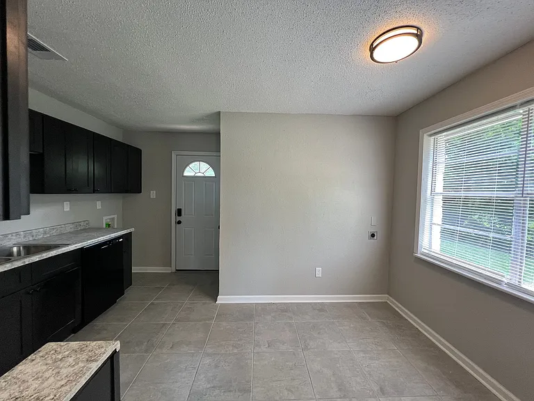 571 Loraine Rd — Photo 3