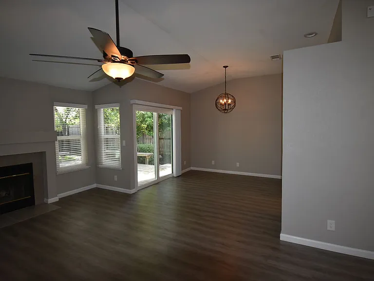 301 Willowood Ct — Photo 3