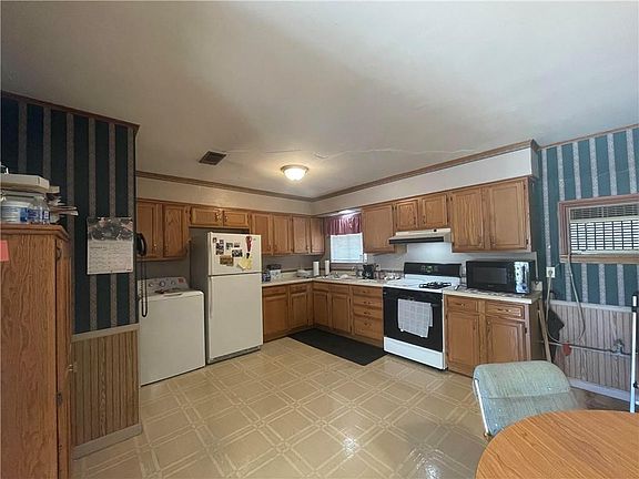 4th image of 8815 Darby Ln