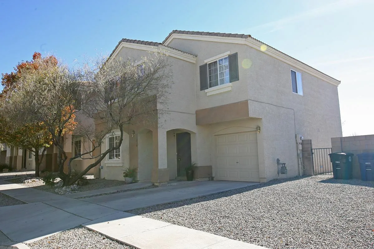 3 bed, 1715 sqft, $2,200 — Photo 1
