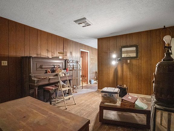 3rd image of 104 Britton Dr