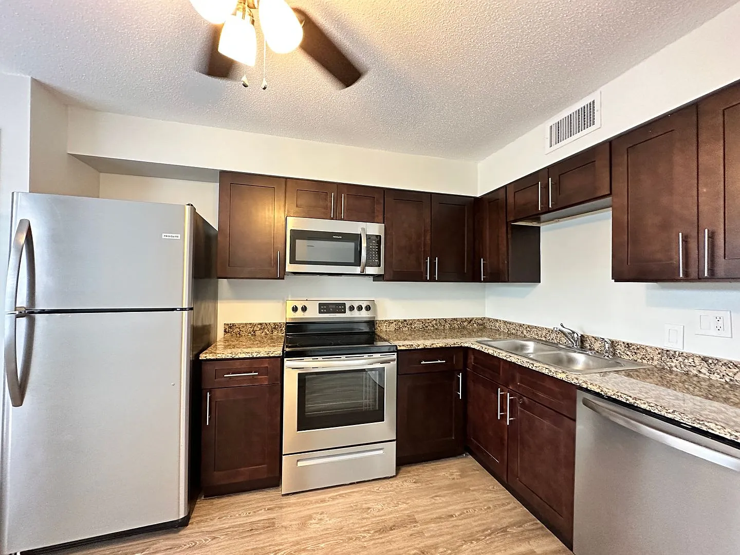 Rialto Apartments — Photo 3