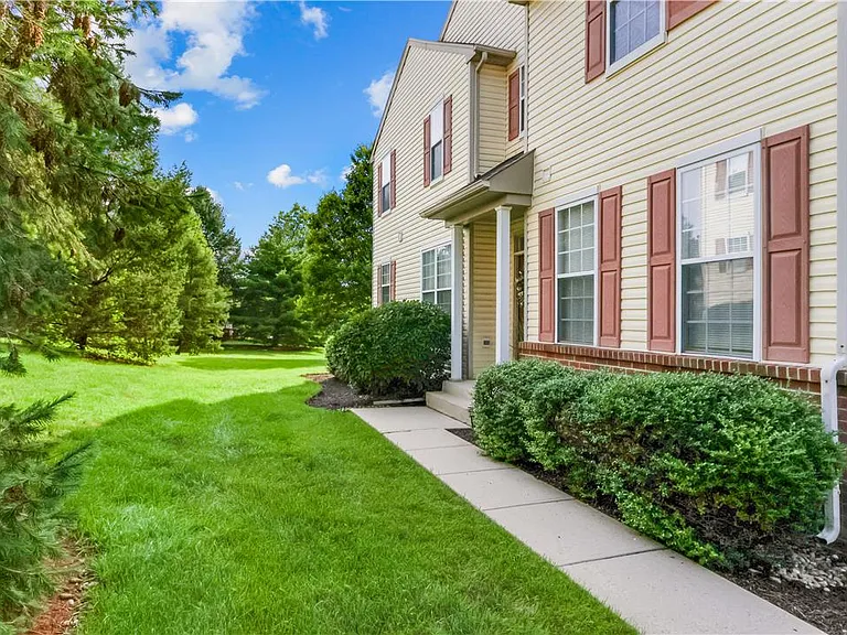8100 Cross Creek Cir — Photo 3