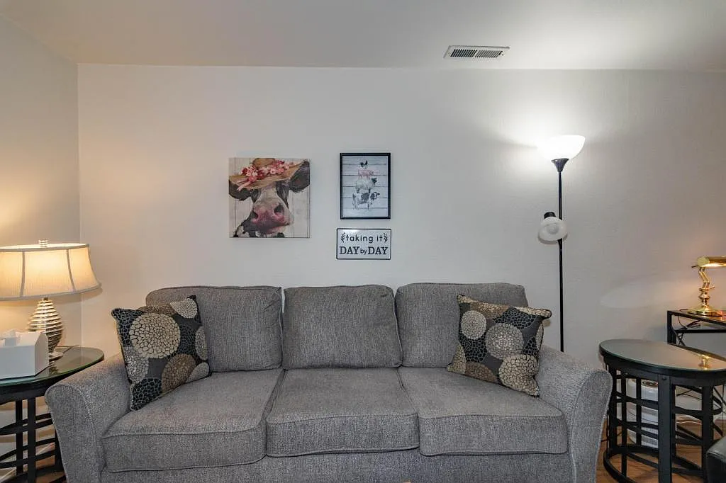 565 Primrose Drive — Photo 3