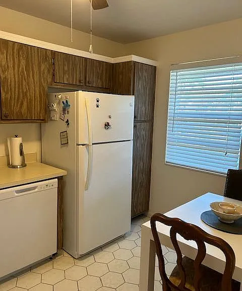 221 Lake Meryl Dr — Photo 3