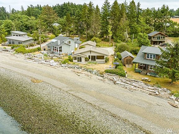 72 feet of private waterfront!