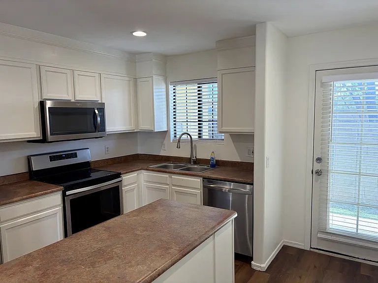 455 S Mesa Dr — Photo 2