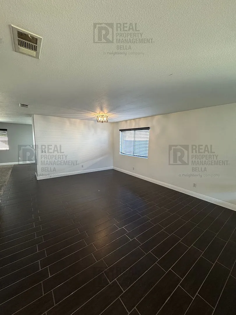 Stunning Single-Story Retreat with Pool, Spa & 3-Car Garage — Photo 2