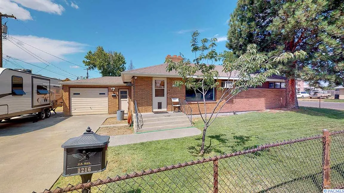 1216 N 16th Ave photo 1