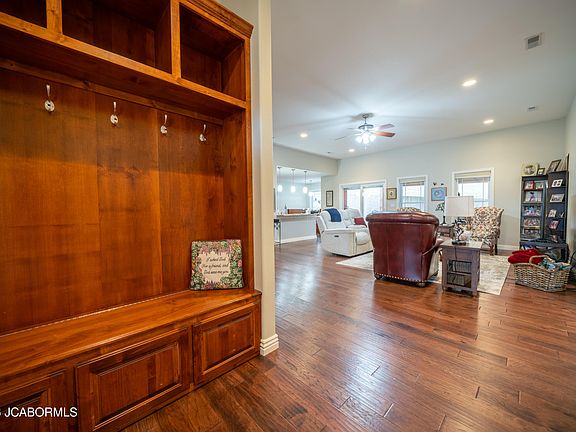 3rd image of 2705 Lakeland Dr