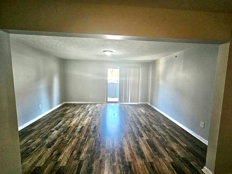270 Tampa Dr #M8 — Photo 3