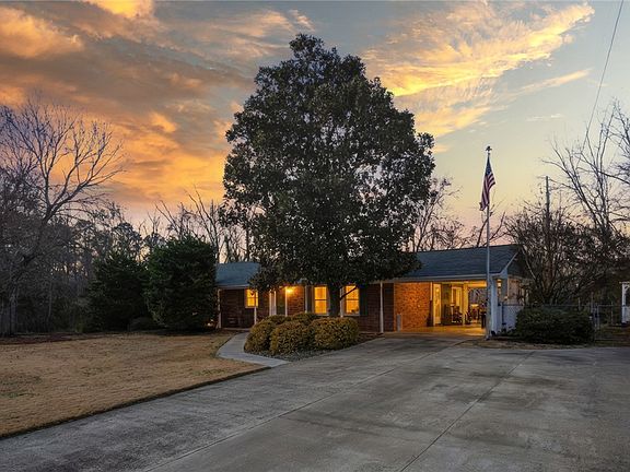 2nd image of 1005 Pinecroft Dr