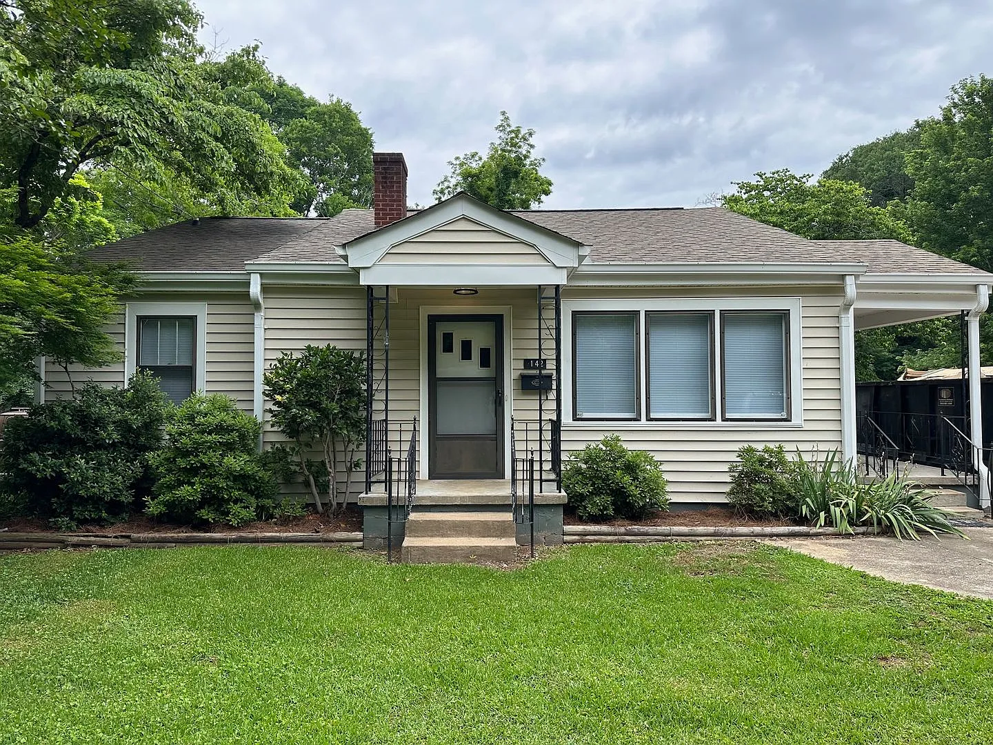 Five Bedroom Home Near UGA — Photo 1