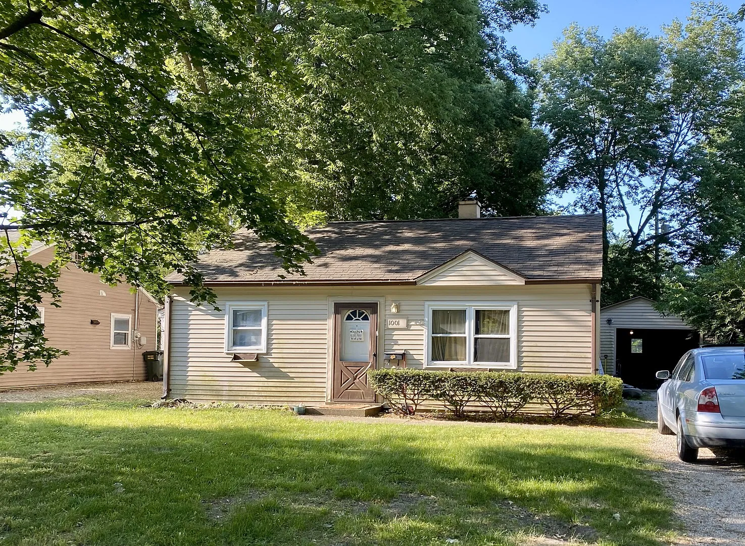 1001 Crestwood Dr photo 1