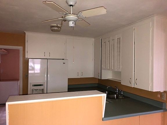 4th image of 400 Hawthorne Ln