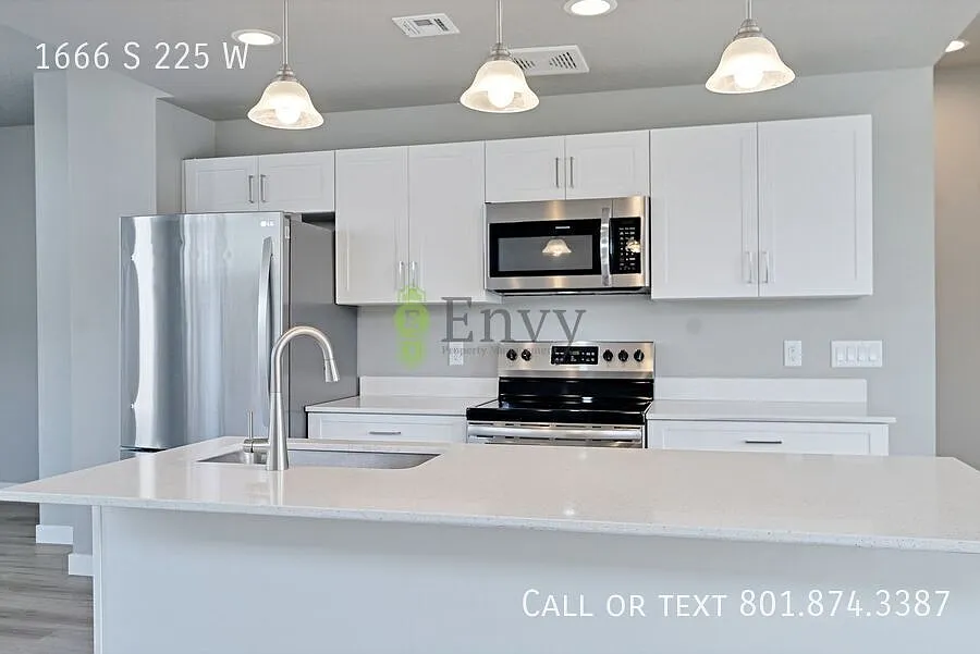 Beautiful 4 Bed - 3 Bath Townhome in Great Clearfield Location! Available NOW! — Photo 4