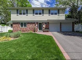 19 Arlington Ave, Saint James, NY 11780