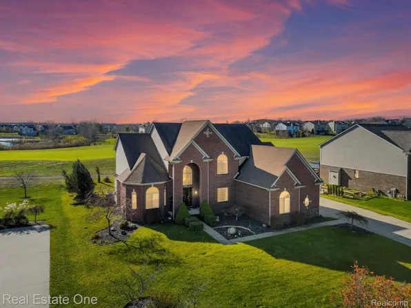 1521 Glass Lake Cir, Oxford, MI 48371