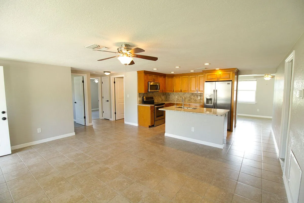 2 bed, 1.0 bath, 932 sqft, $1,600 — Photo 4