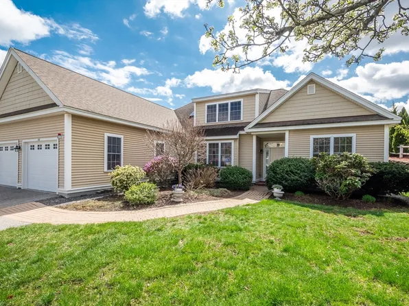 102 Candlewood Ln #102, Clinton, MA 01510