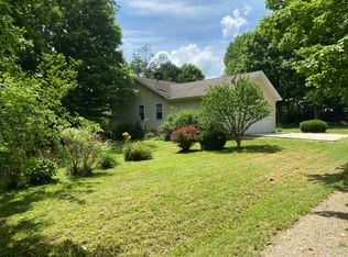 1865 Bass Ln, Carbondale, IL 62902