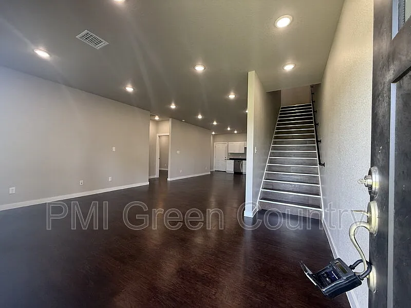 3 bed, 2.0 bath, 1942 sqft, $1,695 — Photo 3