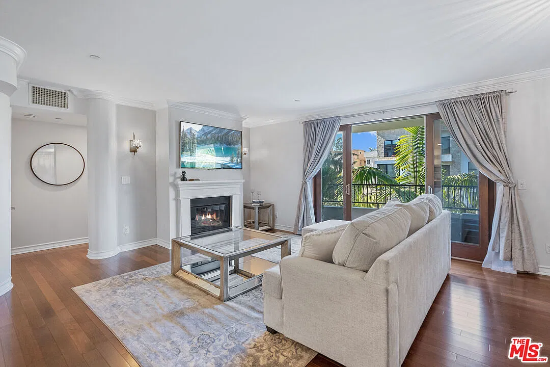 2 bed, 2.5 bath, 1516 sqft, $6,995 — Photo 2