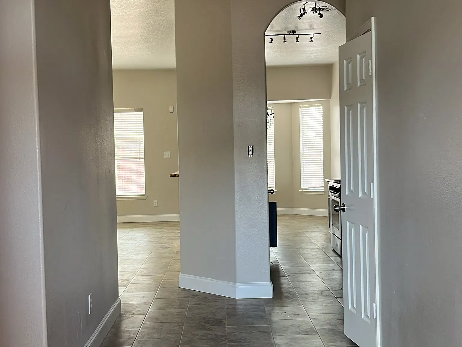 4 bed, 2.0 bath, 1603 sqft, $1,900 — Photo 4