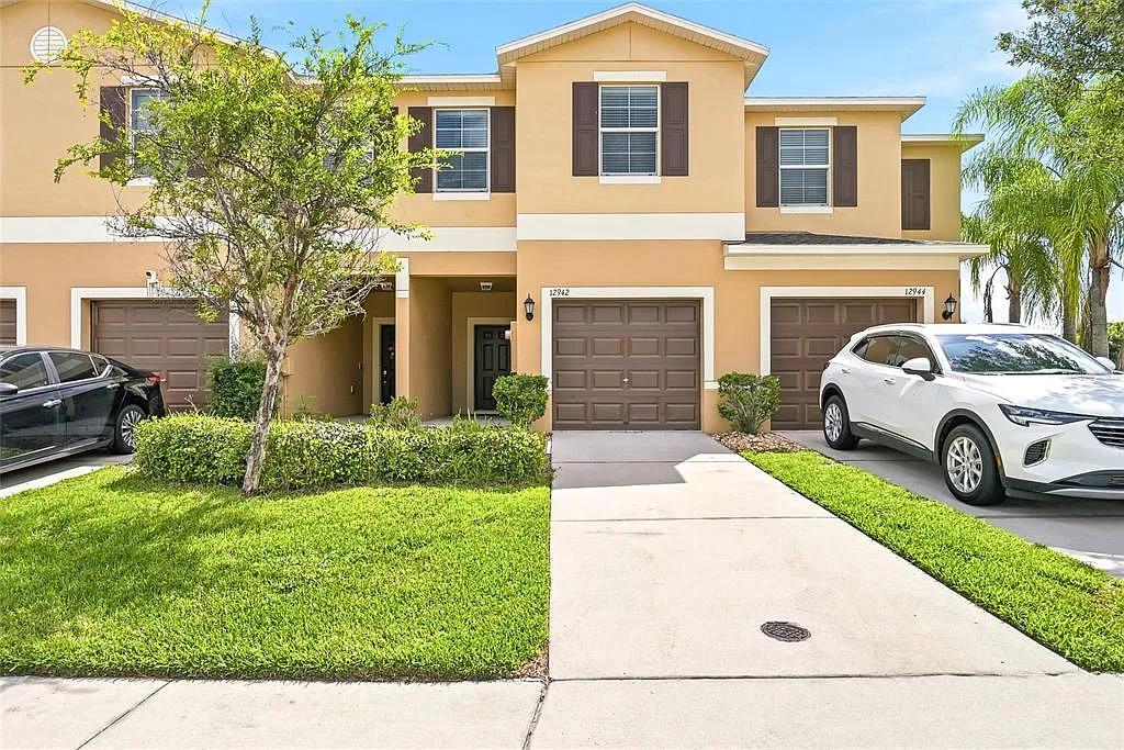 3 bed, 2.5 bath, 1668 sqft, $1,899 — Photo 1