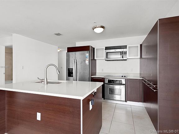 3rd image of 1900 N Bayshore Dr APT 4211