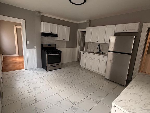 4th image of 479 Putnam St #11555016