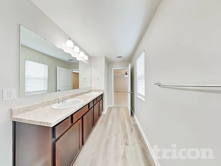 1008 Eldon Ln — Photo 7