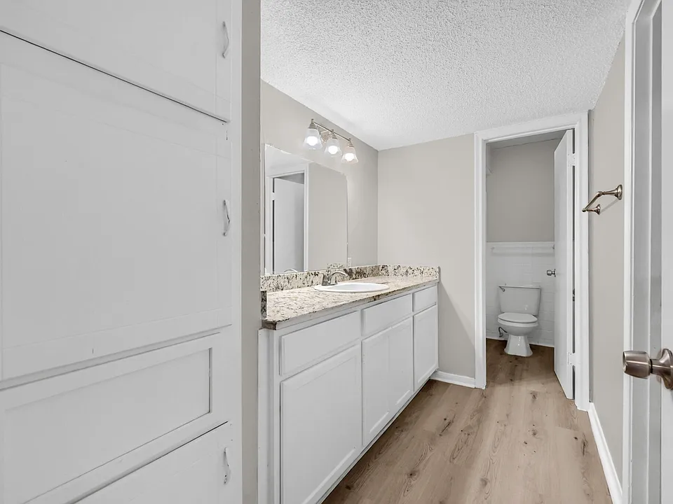 Granite finishes throughout