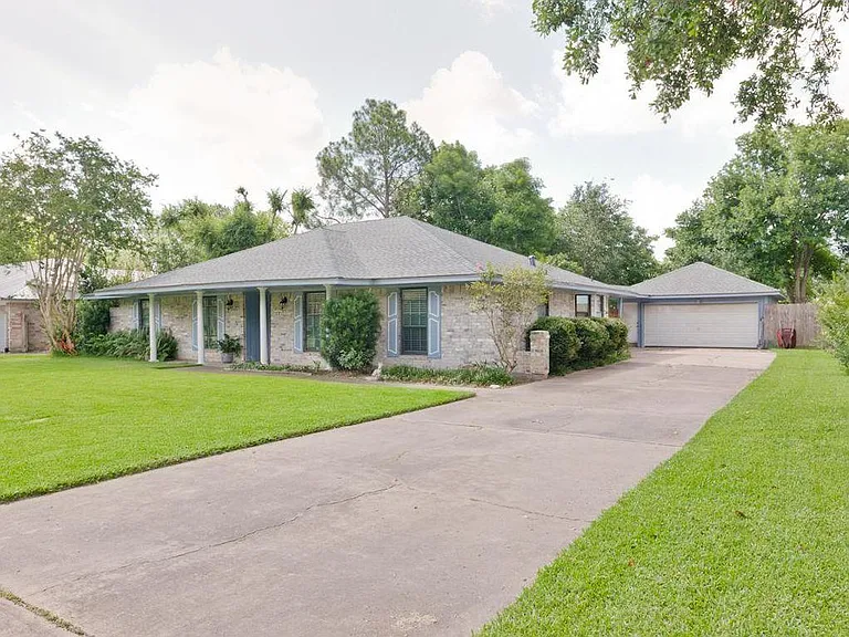 211 W Sherwood Dr — Photo 10