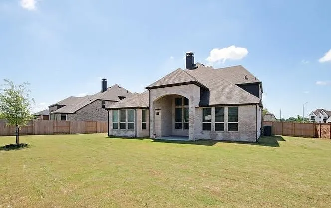 5203 Fremont Dr — Photo 3
