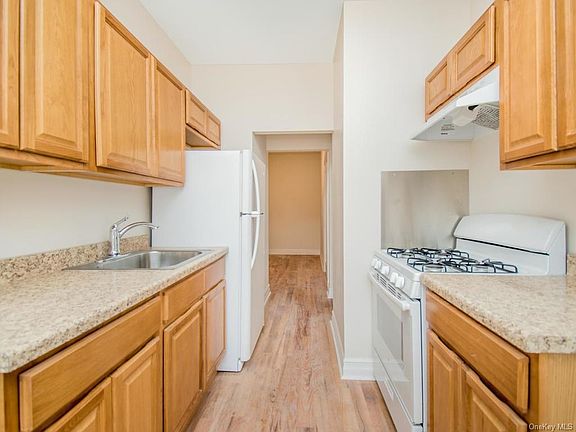3rd image of 637 Van Cortlandt Park Ave #A