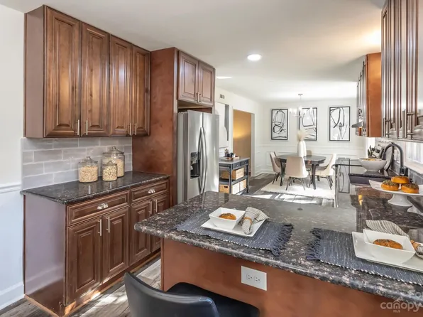 1216 Longbrook Dr, Charlotte, NC 28270