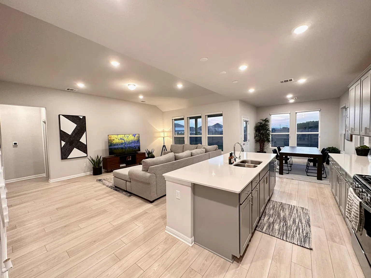 5 bed, 2851 sqft, $900 — Photo 2