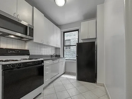Rented by Manhattan Realty Group | media 3