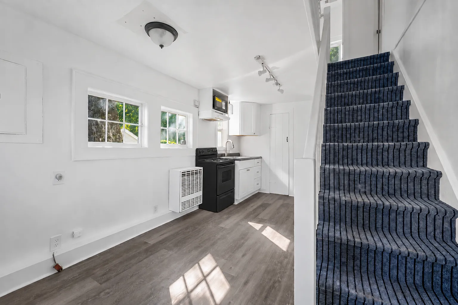 2 bed, 1.5 bath, 800 sqft, $2,995 — Photo 2