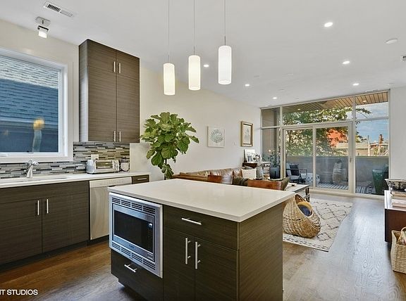 3rd image of 948 N Honore St #2
