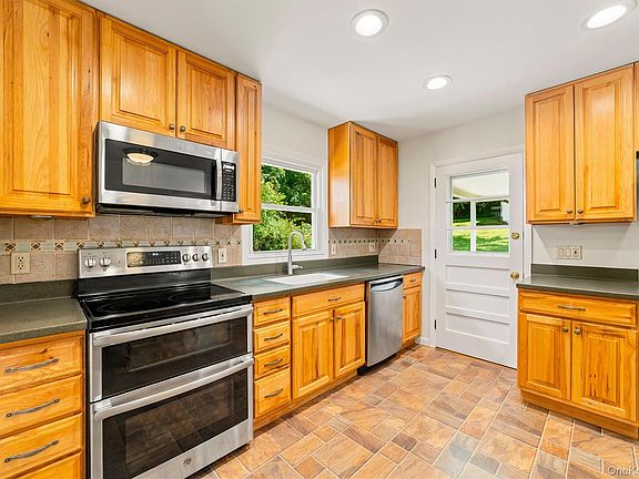 5th image of 644 Sharon Lane