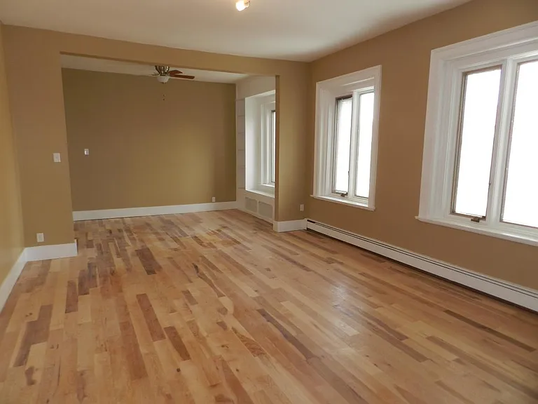 Living room (without furniture, old paint color)